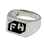 Chevaliere homme argent rectangle avec oxyde de zirconium fond noir laqué