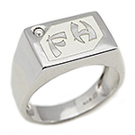 Chevaliere homme argent rectangle avec oxyde de zirconium fond blanc sablé.