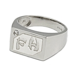 Chevaliere homme argent rectangle avec oxyde de zirconium fond blanc sablé.