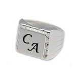 Chevaliere homme argent carré motif horizontal gravé lettres noir laqué